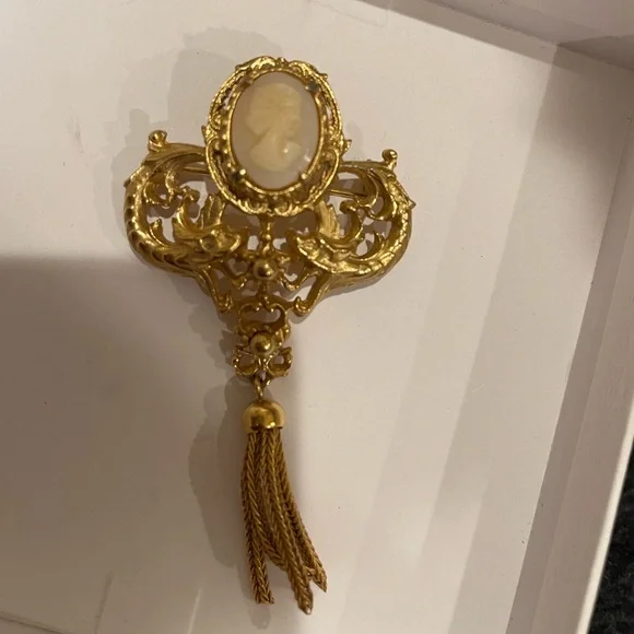Vtg Gotic Midieval Designe SignedGeno RARE Cameo Dragons BroochRichelieu 60s